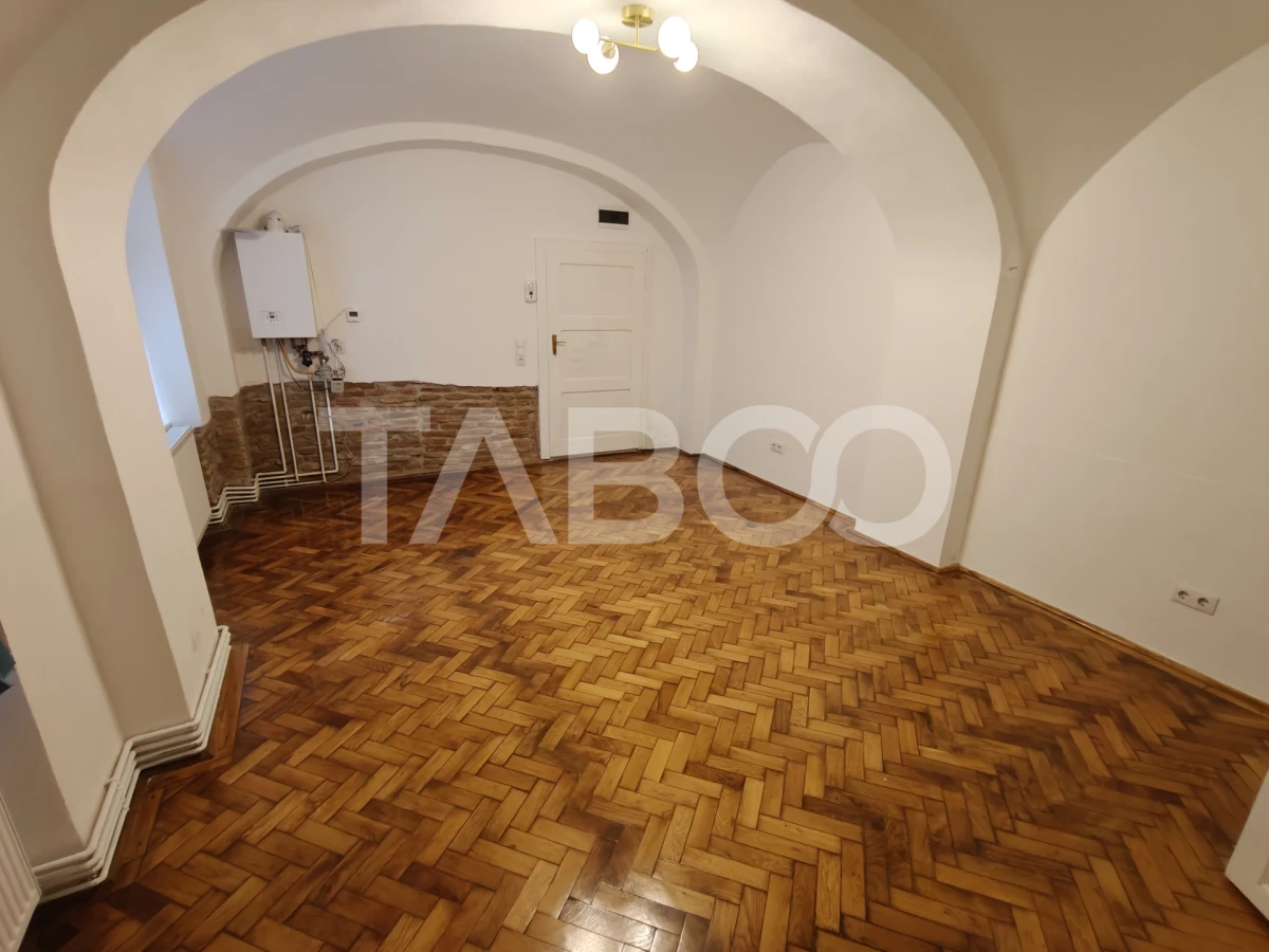 Garsoniera spatioasa de inchiriat in Centrul Istoric - Comision 0 - 3