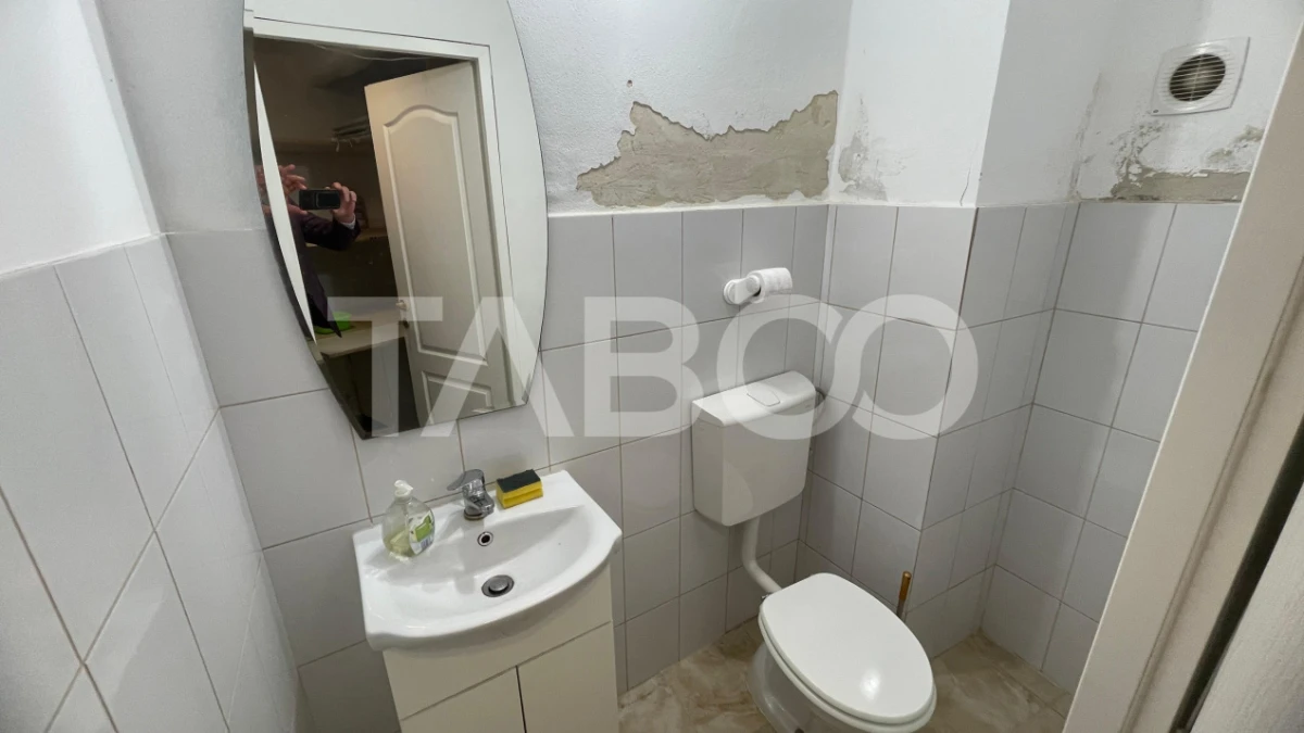 Spatiu comercial de inchiriat–central trafic pietonal vitrina - 4