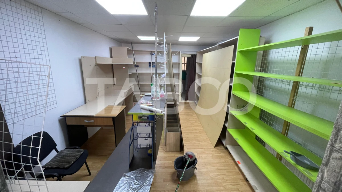 Spatiu comercial de inchiriat–central trafic pietonal vitrina - 2