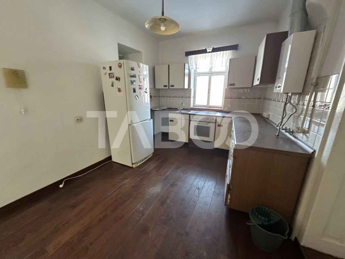 Casa cu potential de investitie 280 mp utili teren liber 2064 Cincu - 9