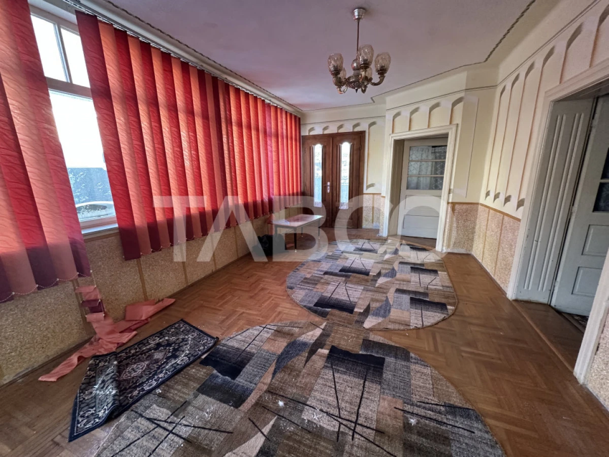 Casa cu potential de investitie 280 mp utili teren liber 2064 Cincu - 3