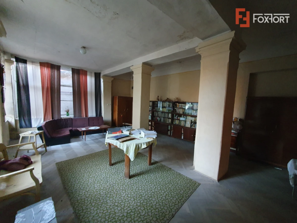 Apartament cu 5 camere de vanzare in Deta, zona Central - 2