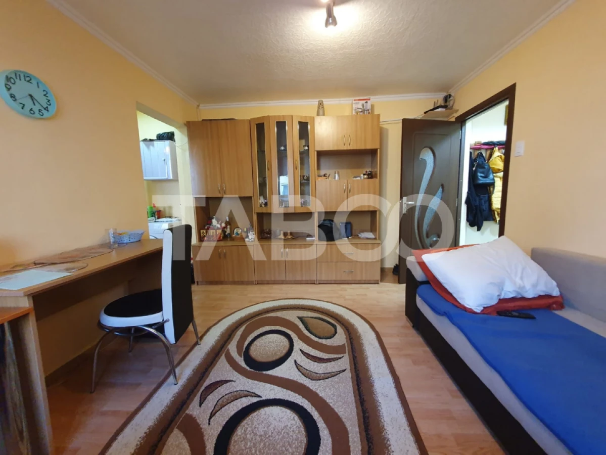 Apartament de vanzare 2 camere semidecomandat zona 13 Decembrie - 1