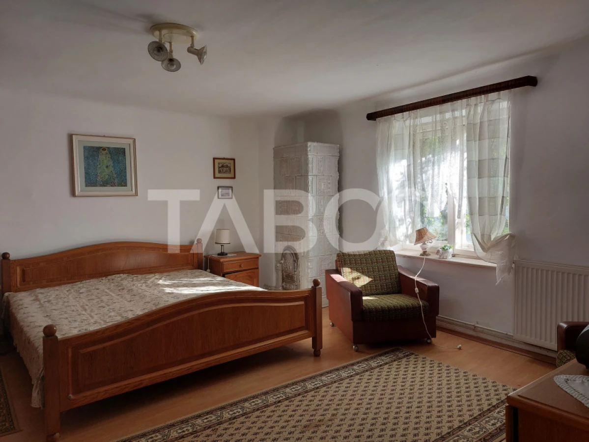 Casa de vanzare cu 2 apartamente separate si teren 500 mp Cisnadioara - 3
