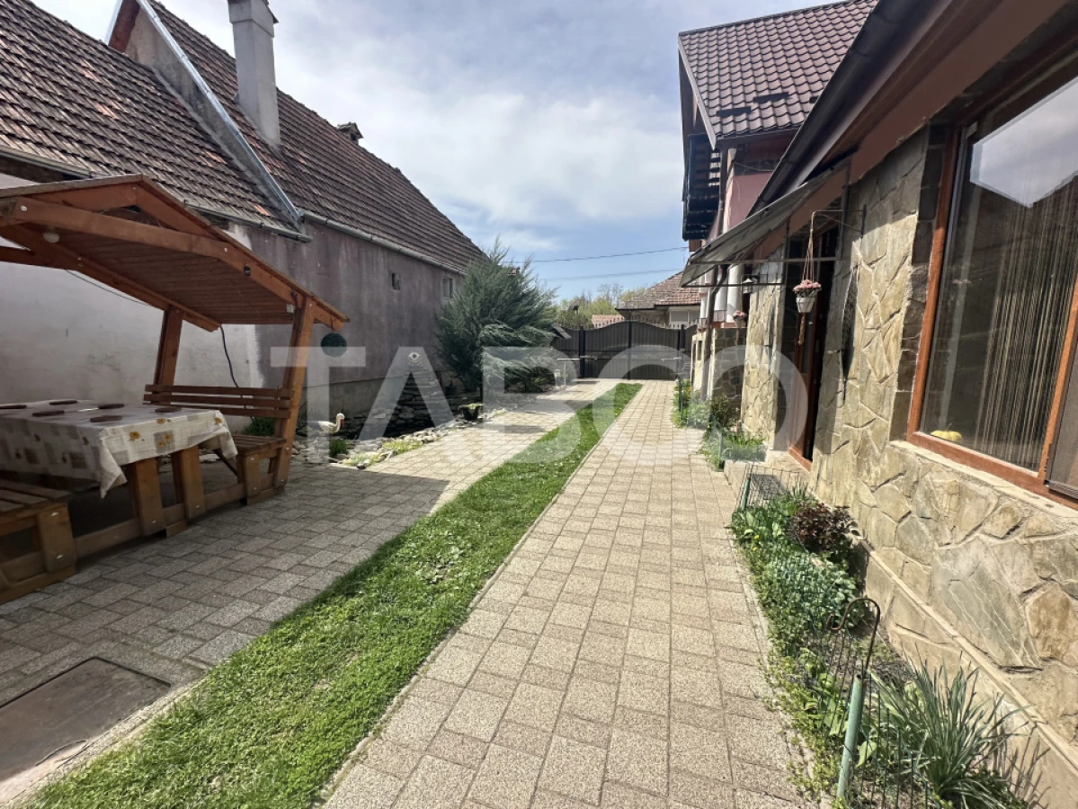 Casa de vanzare 5 camere zona barbeque salon de evenimete ciubar - 2