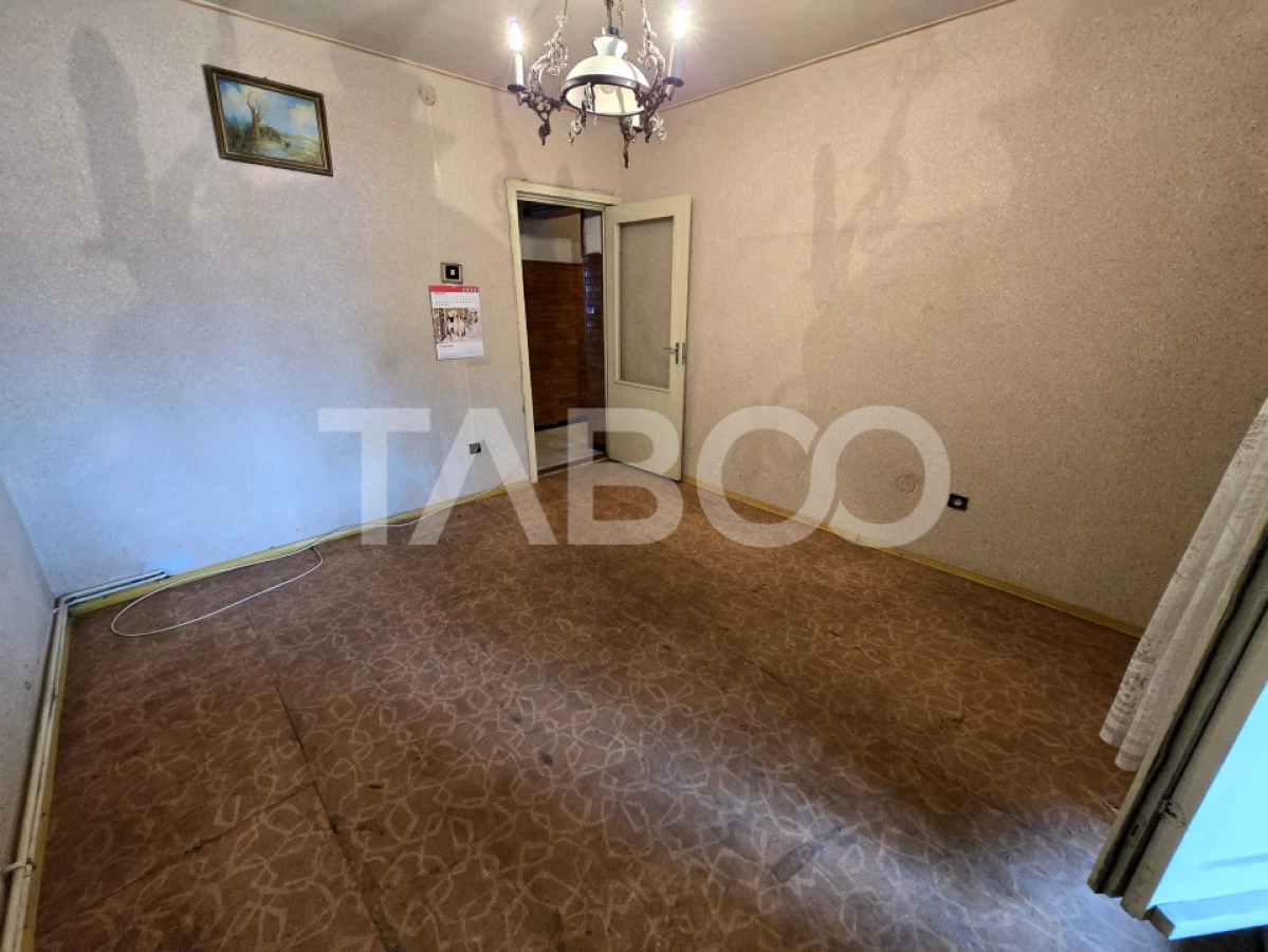 Apartament decomandat 4 camere 4 balcoane 2 bai etaj 1 Central Sibiu - 1