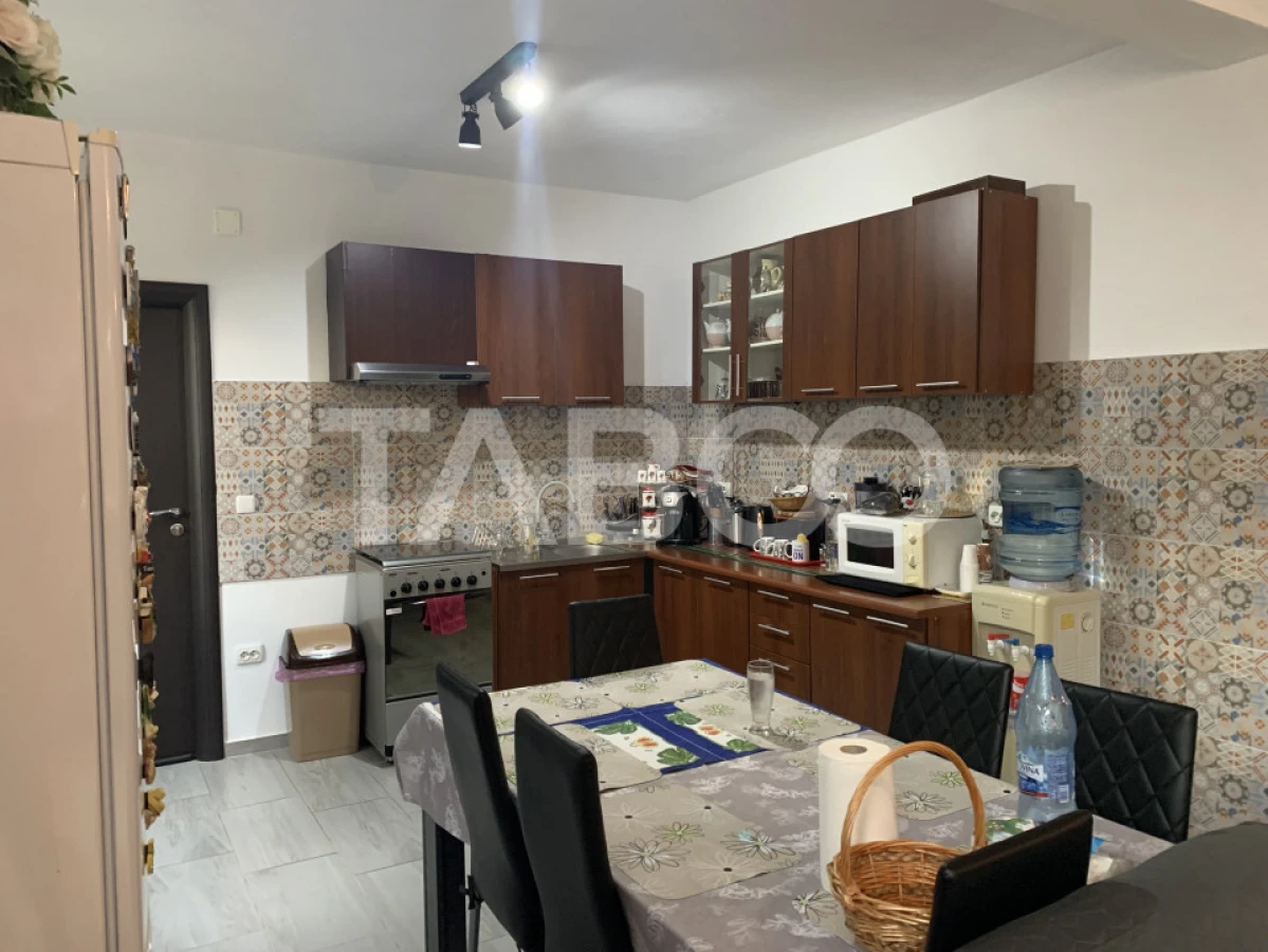 Casa 8 camere 7 bai 284 mp 225mp curte libera in Porumbacu de Sus - 8