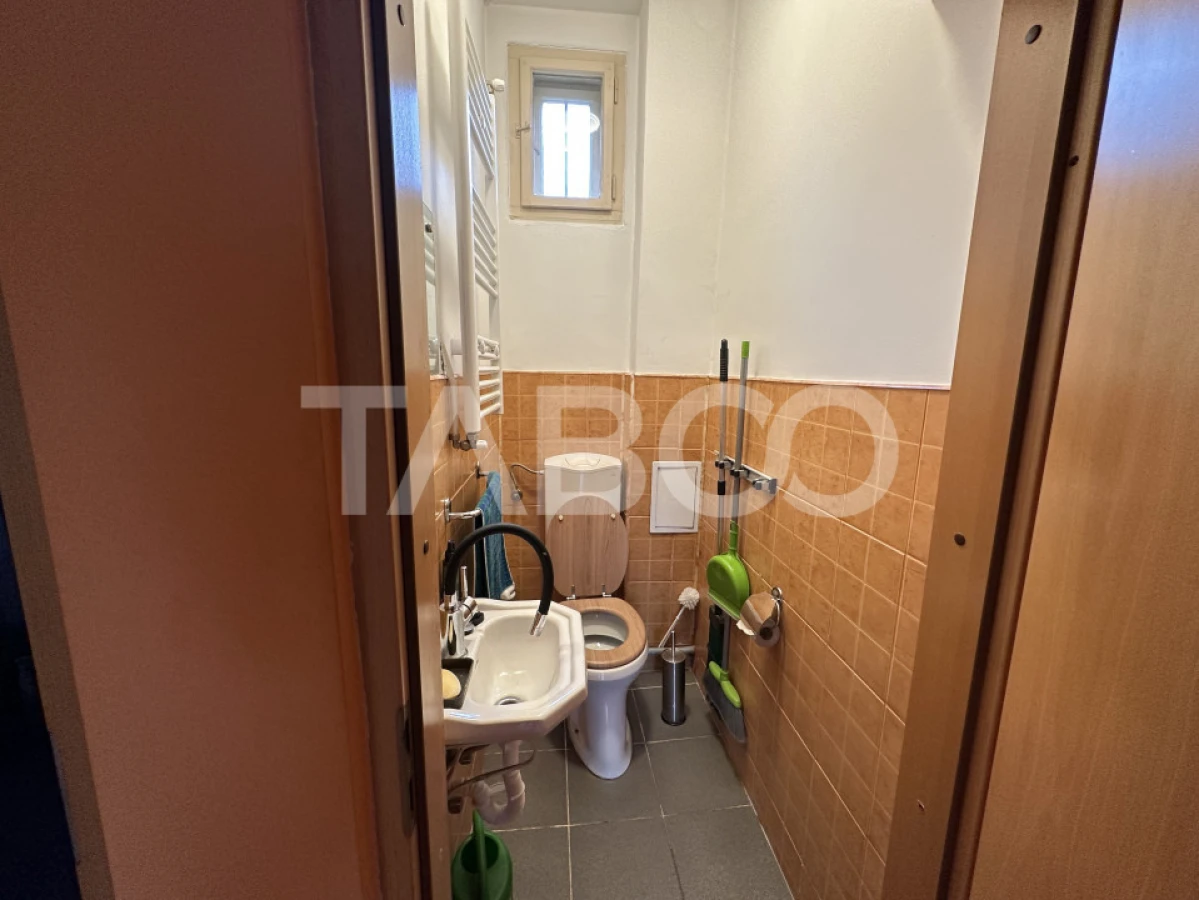 Casa 2 corpuri P+M si P+1 spatiu comercial 70 mpu la strada 2 garaje - 9