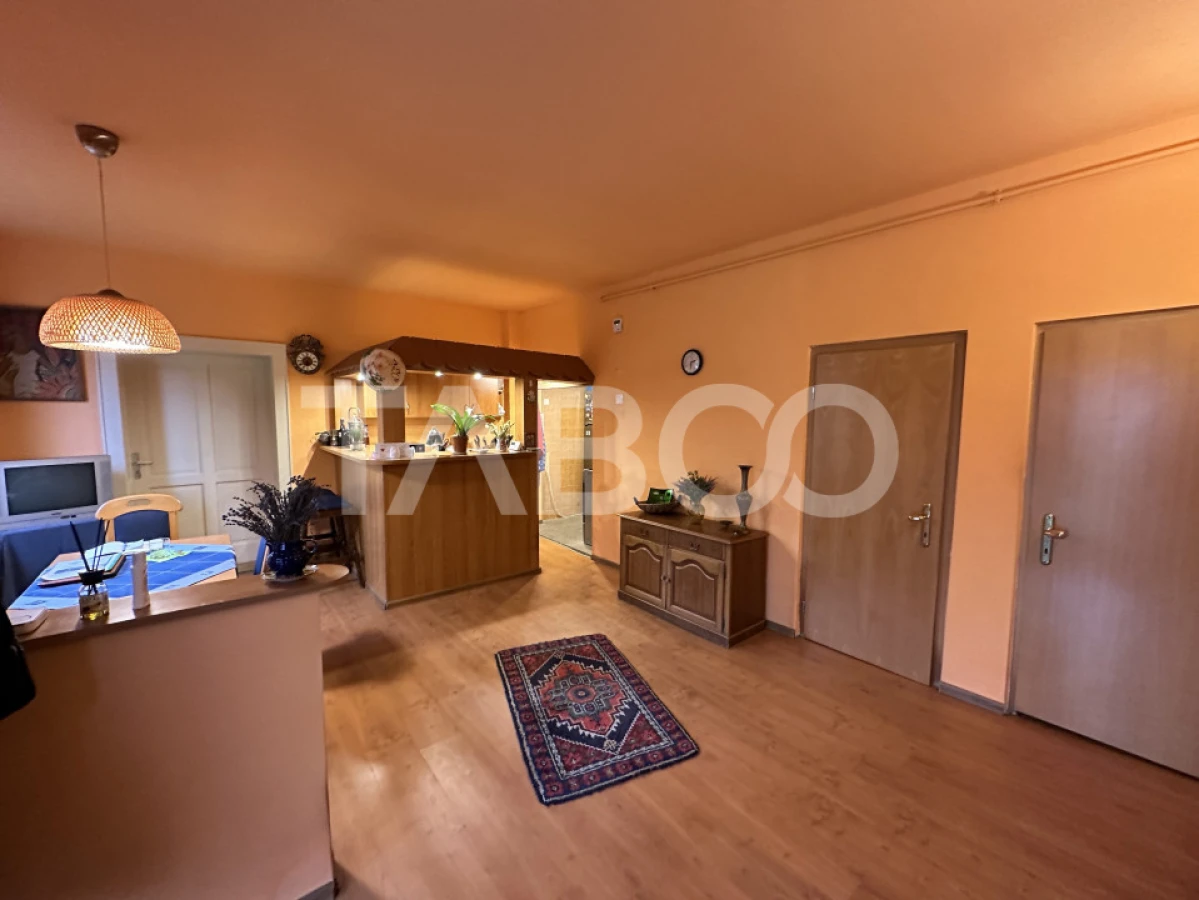 Casa 2 corpuri P+M si P+1 spatiu comercial 70 mpu la strada 2 garaje - 5