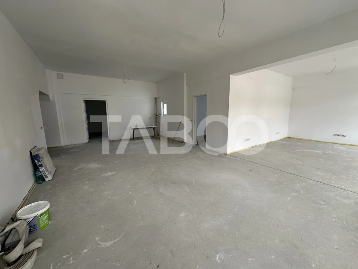 Spatiu comercial cu vitrina pe 3 niveluri cu suprafata utila de 915mp - 5