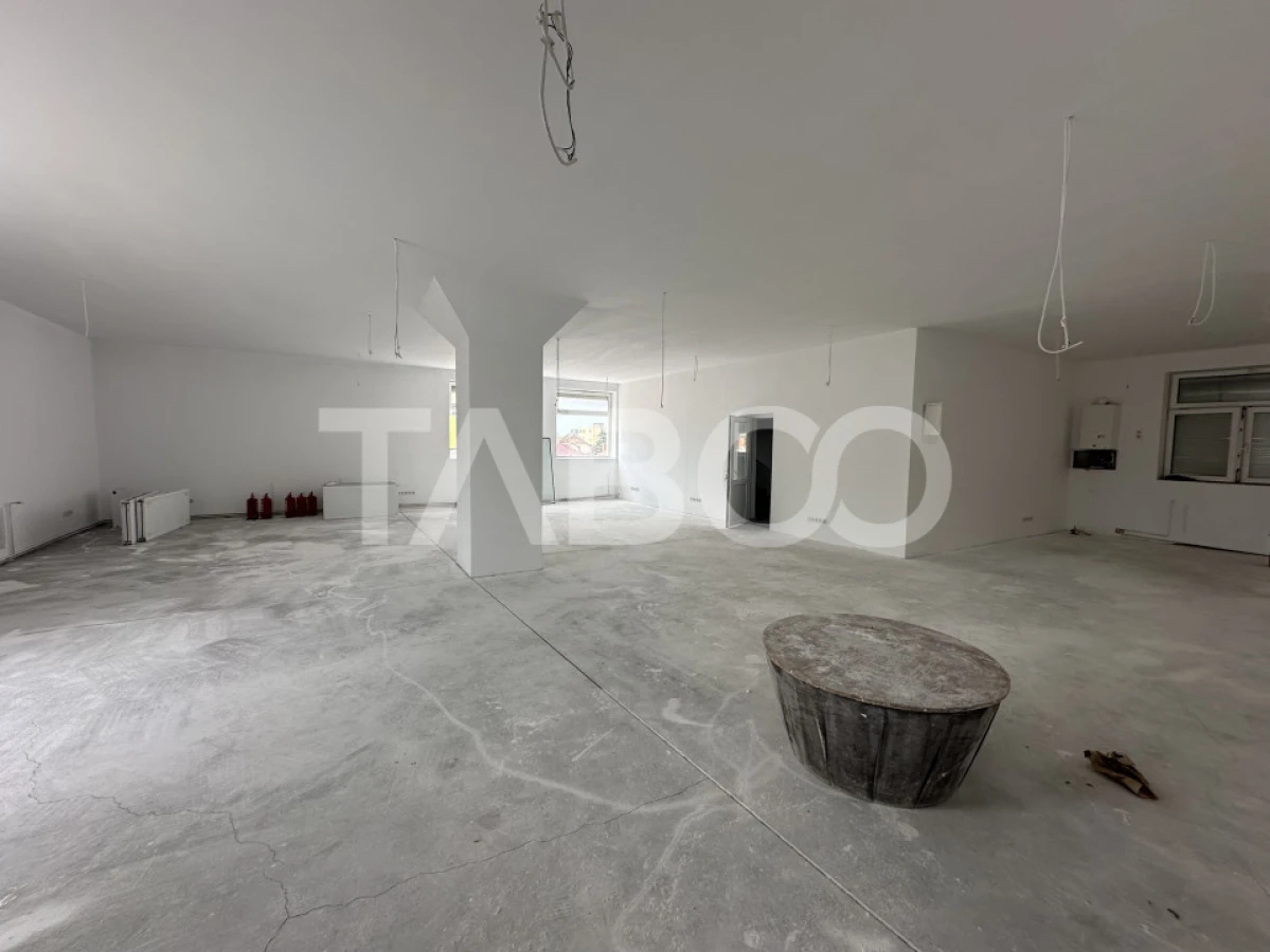 Spatiu comercial cu vitrina pe 3 niveluri cu suprafata utila de 915mp - 3