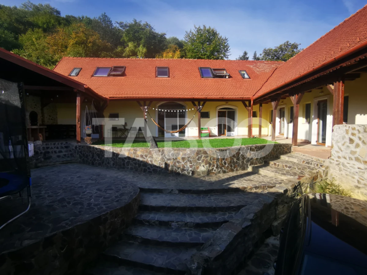 Casa de vanzare pretabila pensiune priveliste superba Fantanele Sibiu - 3