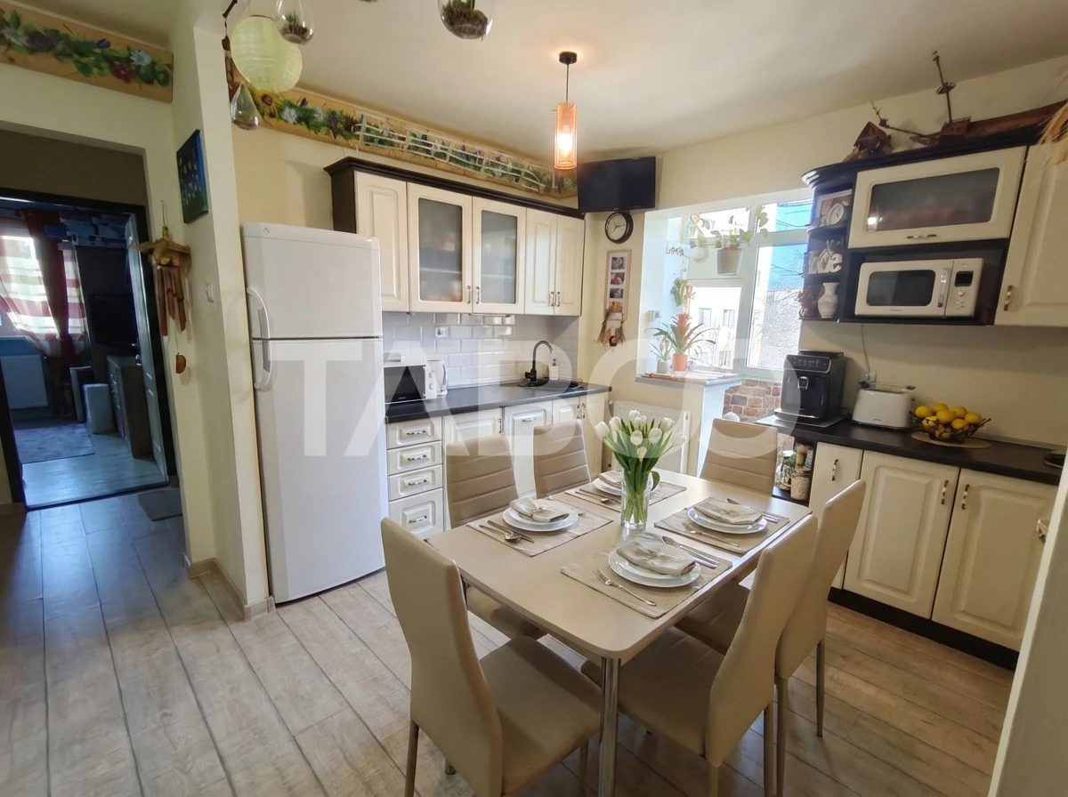 Apartament decomandat cu 3 camere - balcon - etaj 1 -zona Vasile Aaron - 1