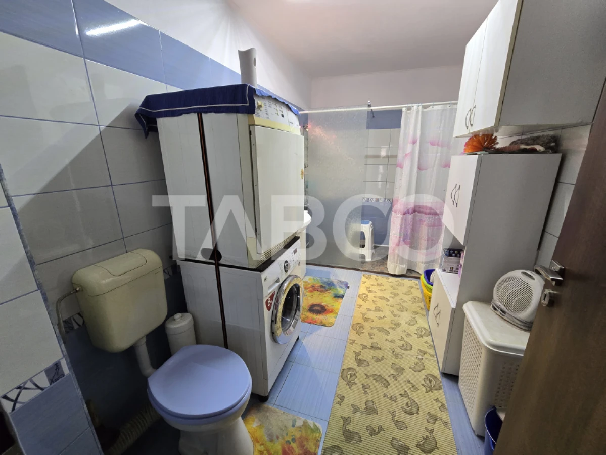 Casa de vanzare cu 6 camere 2 parcari curte libera 200 mp in Selimbar - 9