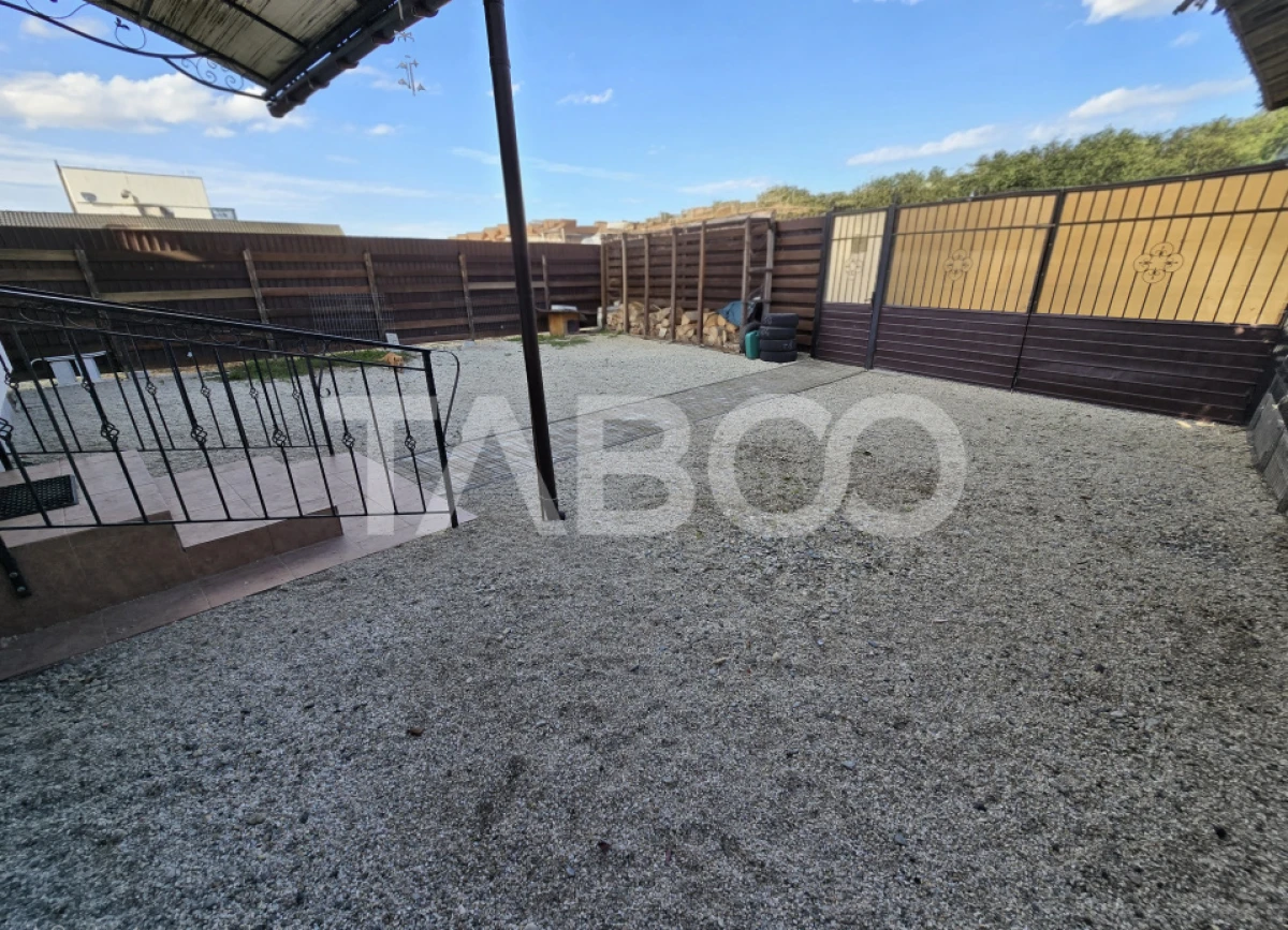 Casa de vanzare cu 6 camere 2 parcari curte libera 200 mp in Selimbar - 1