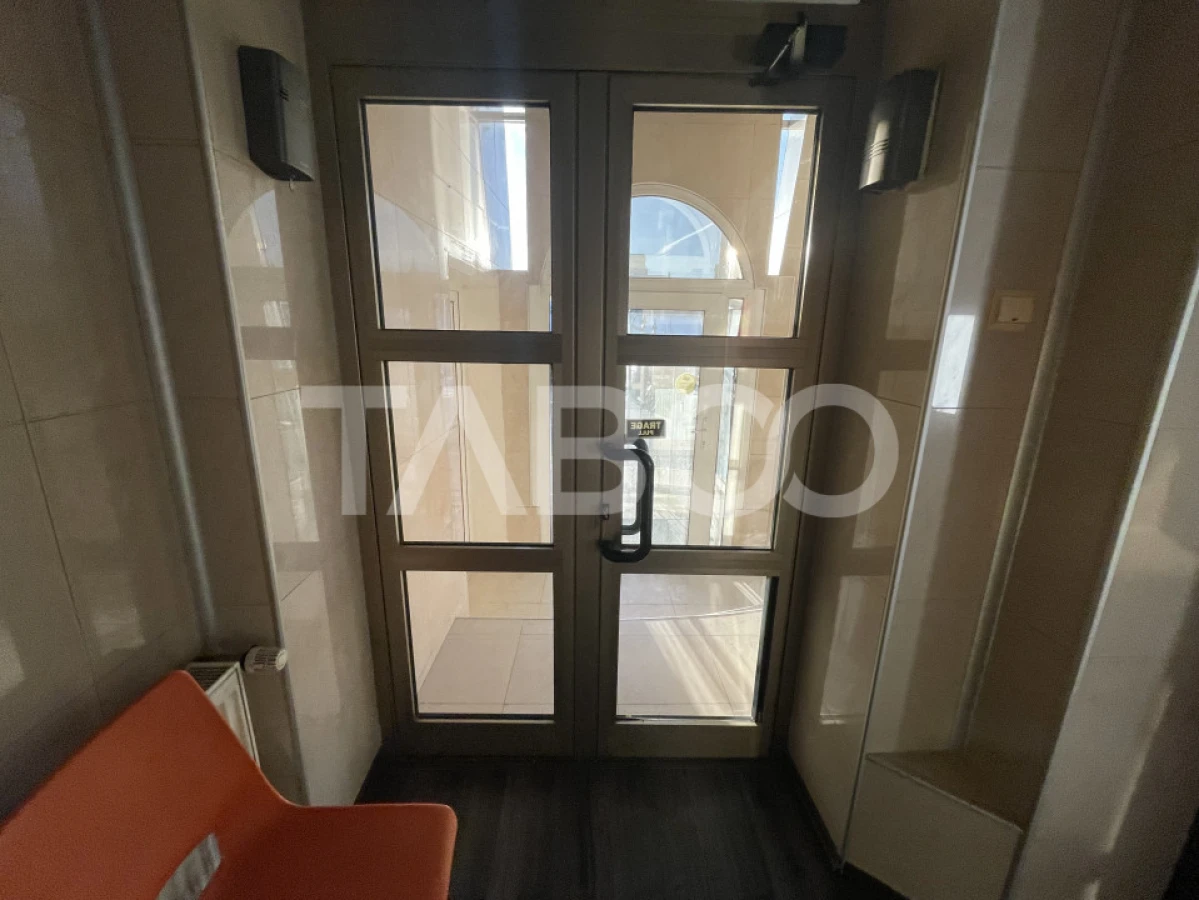 Spatiu comercial la strada 3 camere 150 mpu curte parcari Terezian - 5