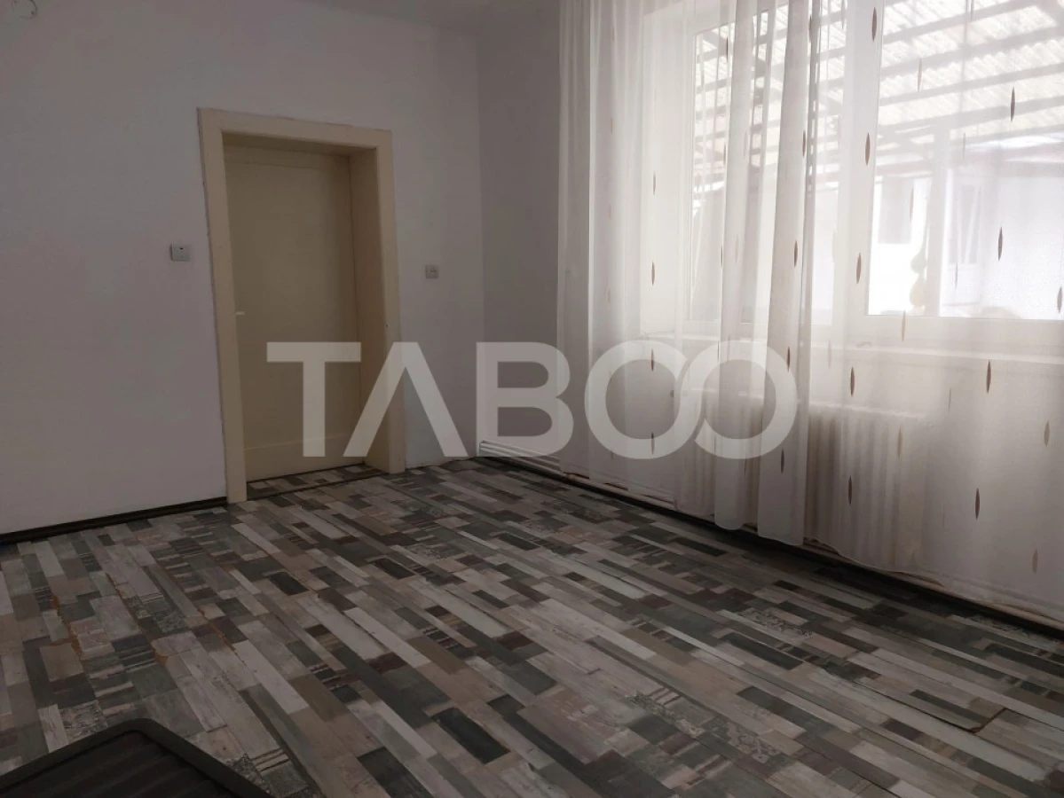 Casa 214 mp utili singur in curte 800 mp teren zona centrala Cisnadie - 8