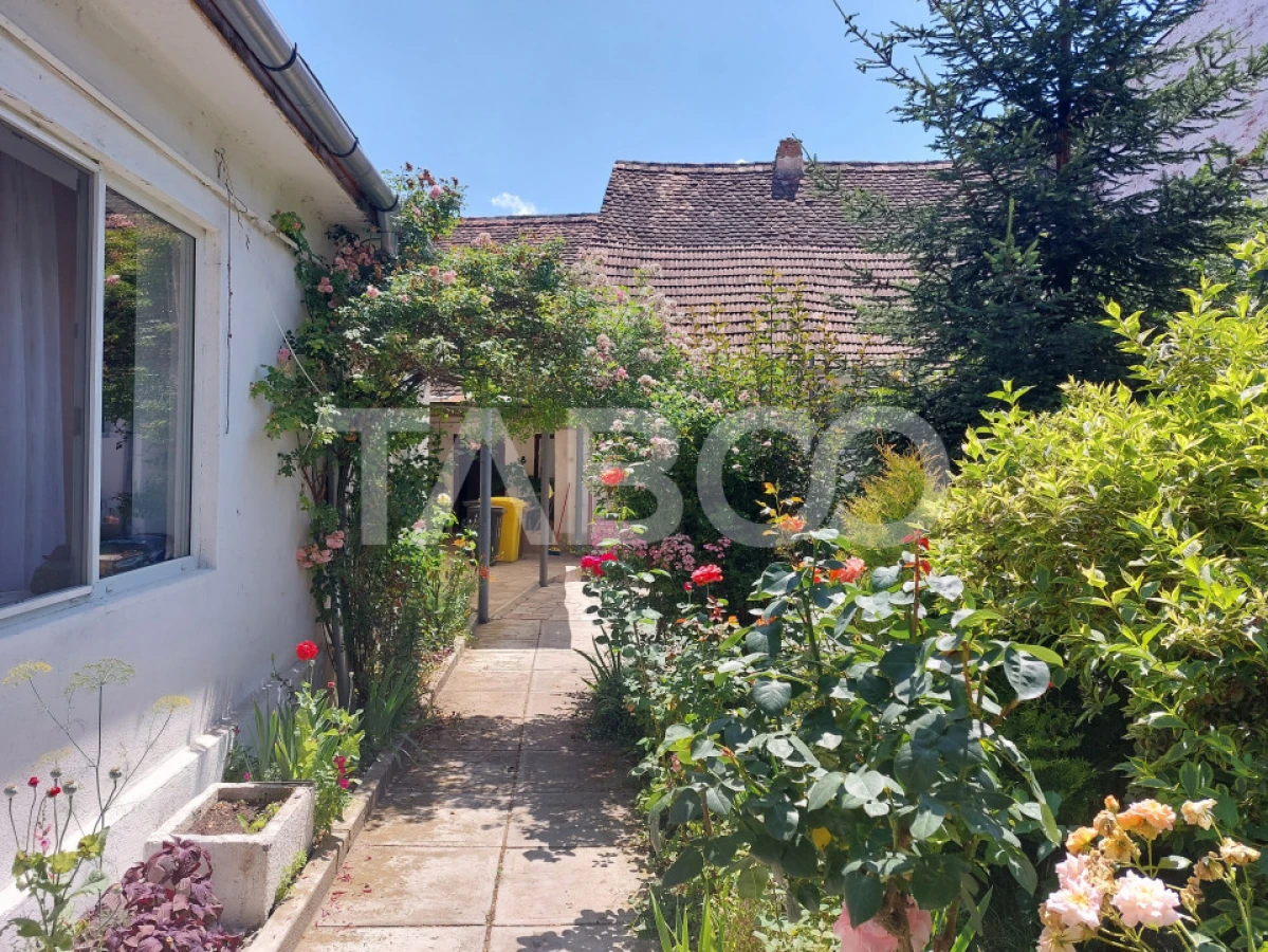 Casa 214 mp utili singur in curte 800 mp teren zona centrala Cisnadie - 3