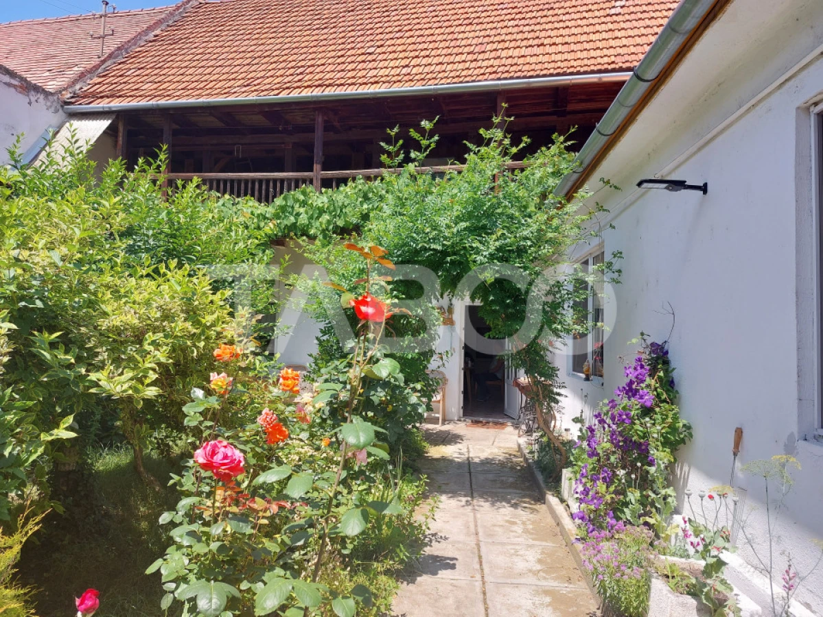 Casa 214 mp utili singur in curte 800 mp teren zona centrala Cisnadie - 1