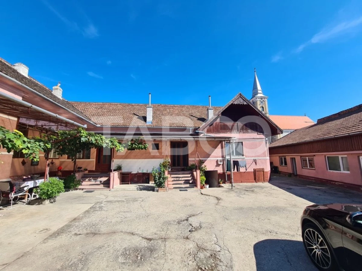Casa cu spatiu comercial de vanzare in Sebes zona centrala - 3