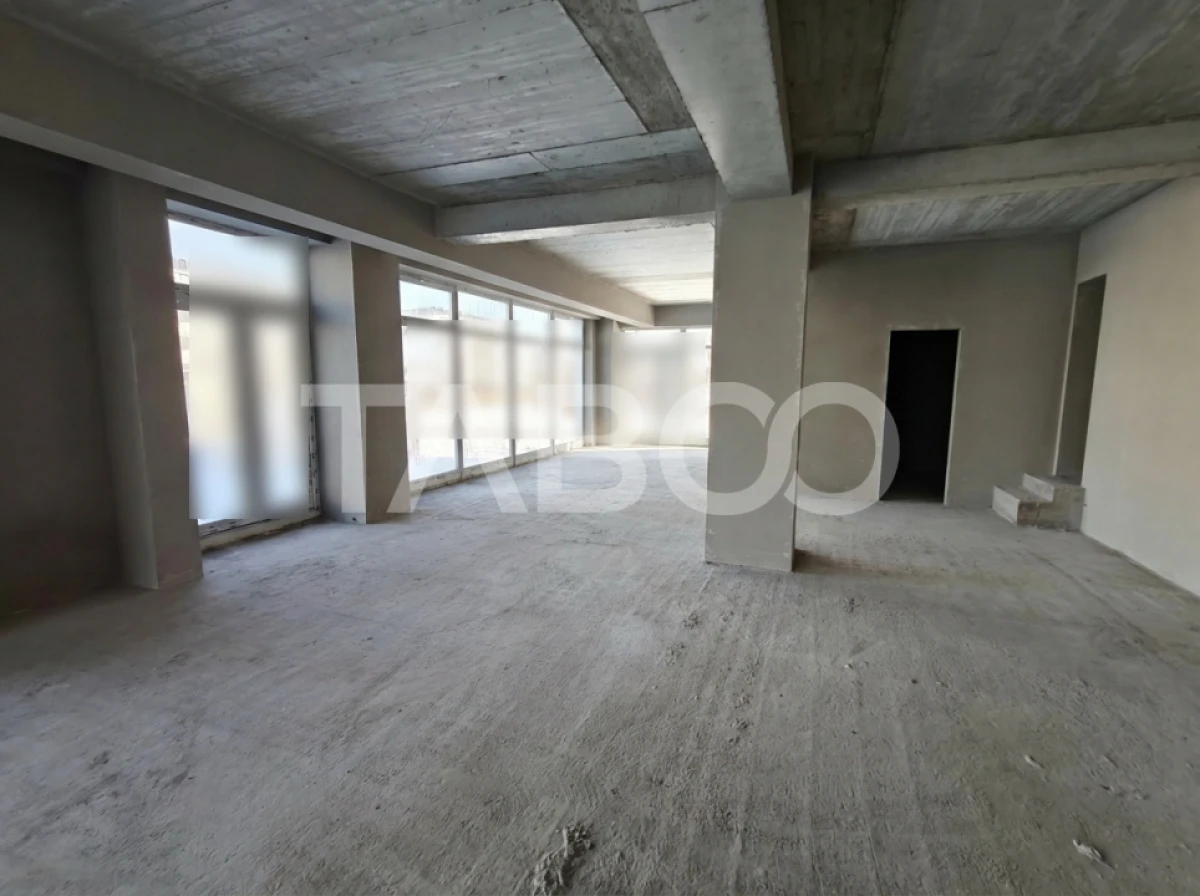 Spatiu Comercial de inchiriat cu 8 locuri de parcare - Vitrina 13 m - 6