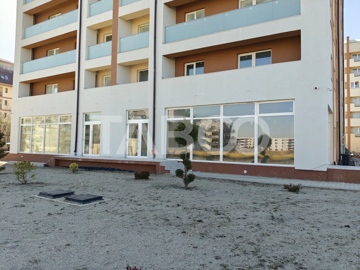 Spatiu Comercial de inchiriat cu 8 locuri de parcare - Vitrina 13 m - 1