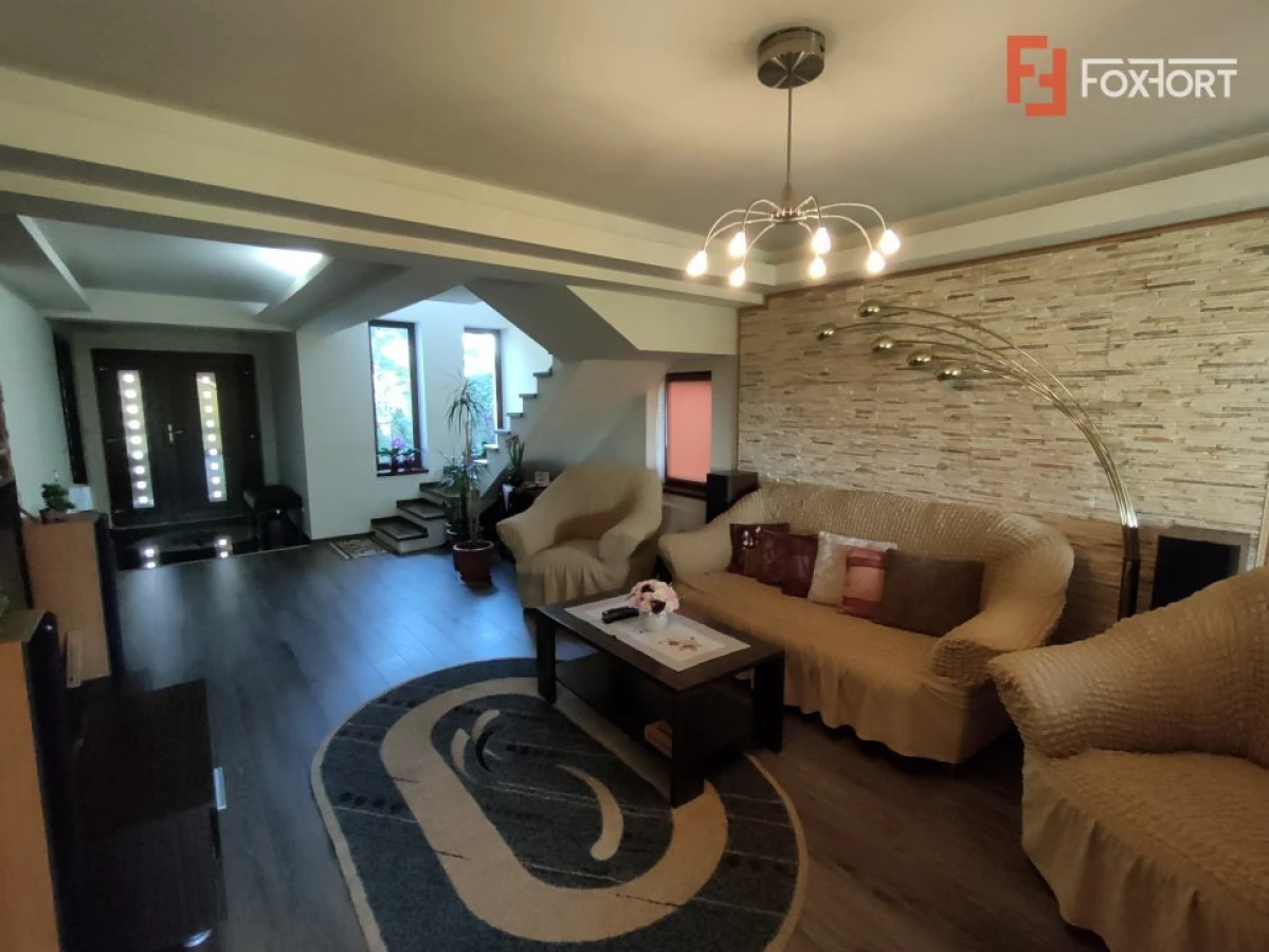 Casa individuala cu 5 camere de vanzare in Sag - ID V155 - 5