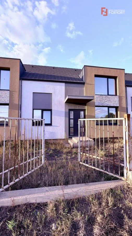 Casa tip triplex, cu 2 camere, de vanzare in Sanandrei. - 1