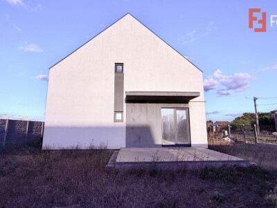 Casa tip triplex, cu 2 camere, de vanzare in Sanandrei.