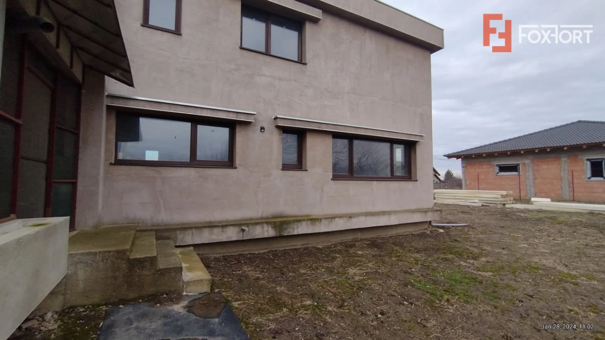 Casa 8 camere ,Sacalaz-Ideala pentru 2 familii - 4