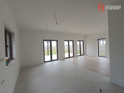 Casa individuala cu 4 camere de vanzare in Mosnita Noua