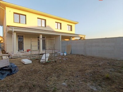 Duplex de vanzare cu 5 camere si teren de 270 mp - Mosnita Noua