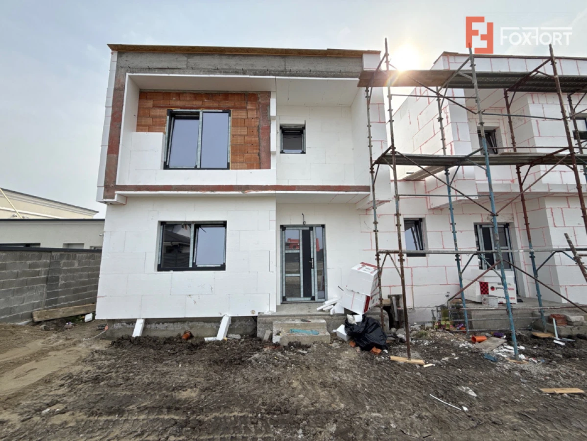 Duplex cu 4 camere de vanzare si teren de 335 mp - zona Sacalaz - 1