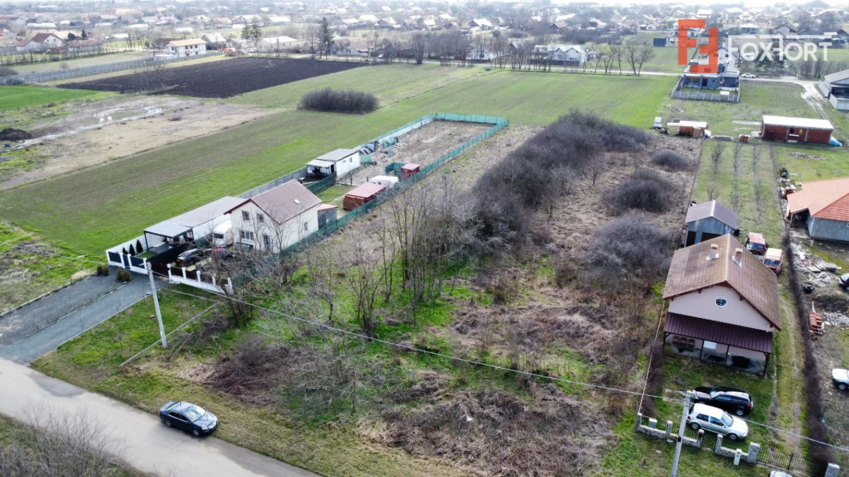 Teren intravilan de 1952 mp cu utilitati - zona Parta - 2