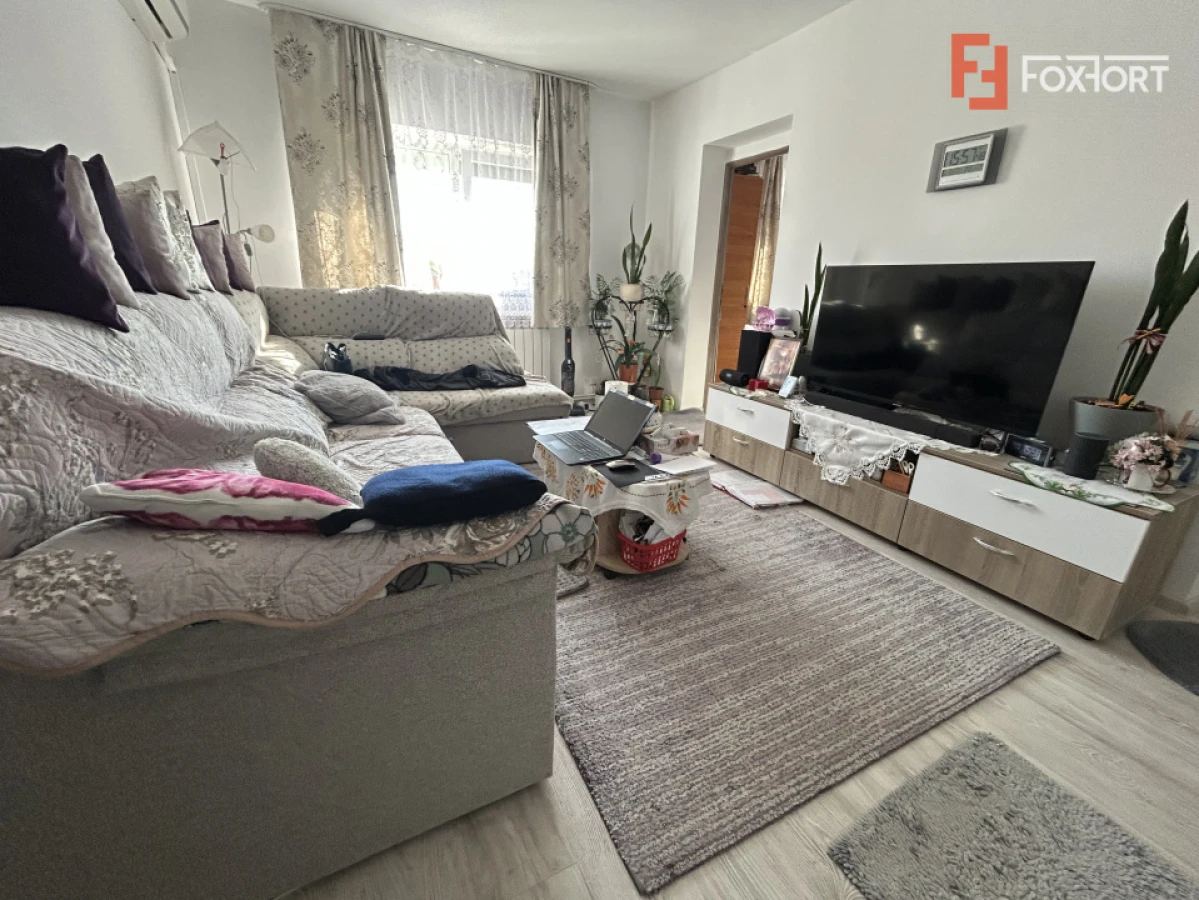 Apartament de vanzare cu 3 camere, la parter - zona Sag - 1