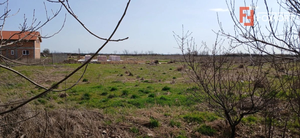 Parcela de teren de 798 mp pentru casa in Peciu Nou - 1