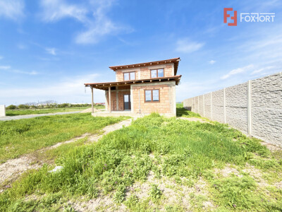 Casa cu 4 camere, interior la gri si exterior la rosu in Sacalaz