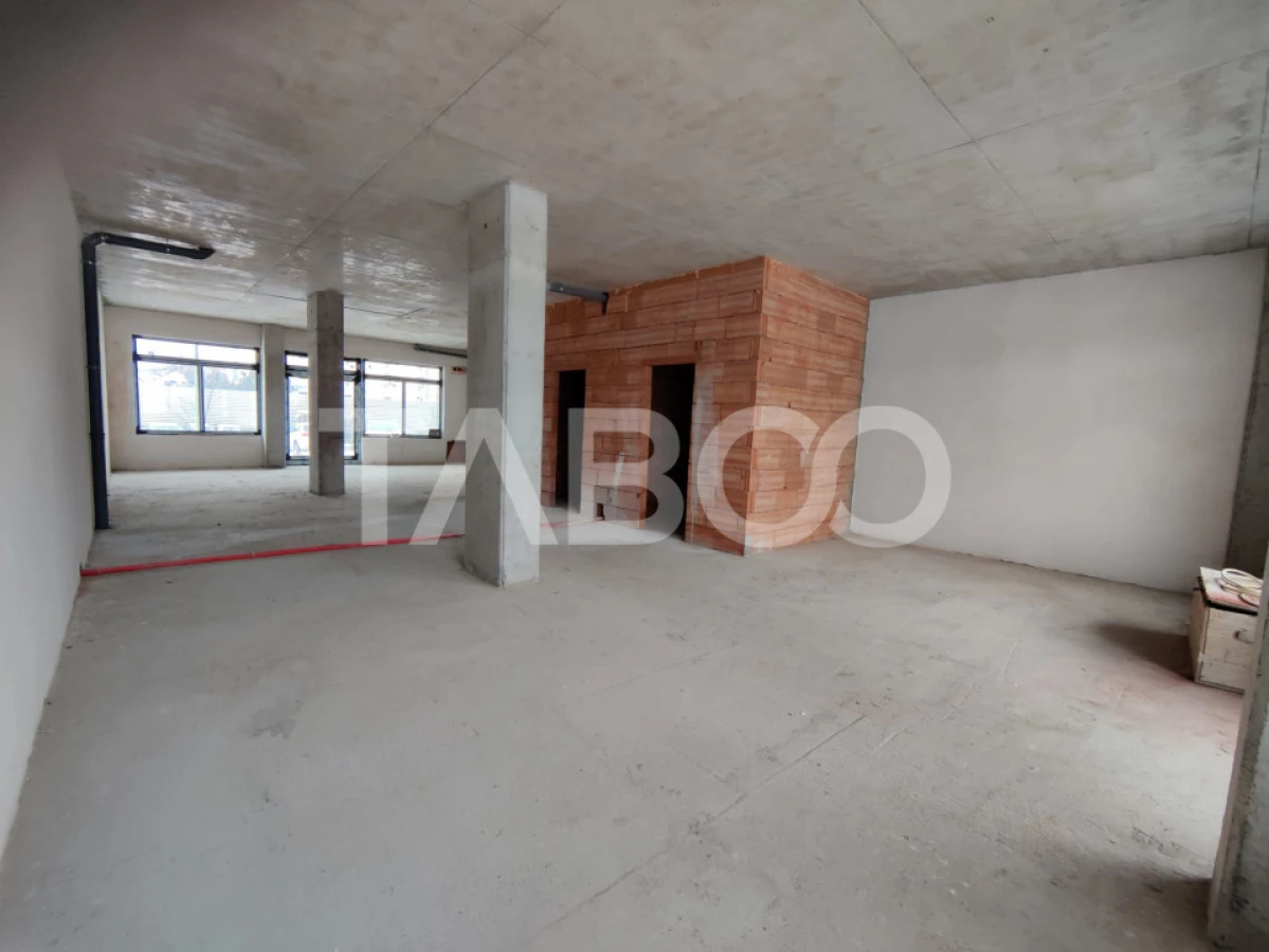 Spatiu comercial open space generos stradal cu vitrine Turnisor Sibiu - 1