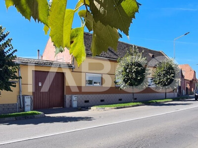 Casa cu spatiu comercial de vanzare in Sebes zona centrala