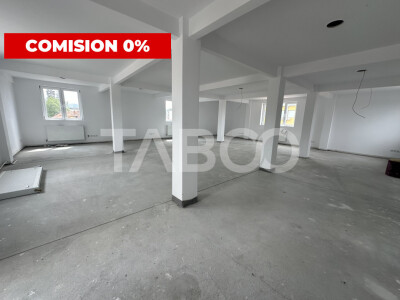 Spatiu comercial cu vitrina pe 3 niveluri cu suprafata utila de 915mp