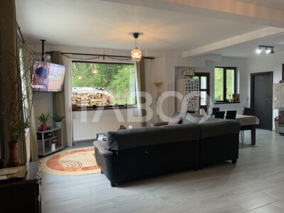 Casa 8 camere 7 bai 284 mp 225mp curte libera in Porumbacu de Sus