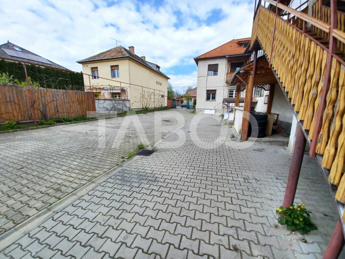 1200 mp teren cu casa individuala de renovat in zona buna din Sibiu - 1