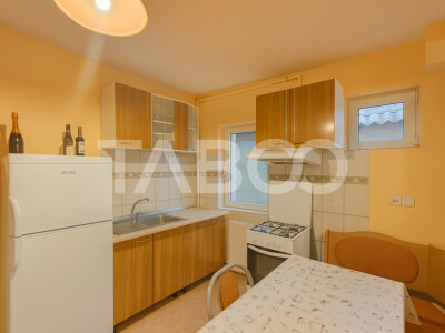 Apartament decomandat de vanzare 3 camere balcon parcare si curte