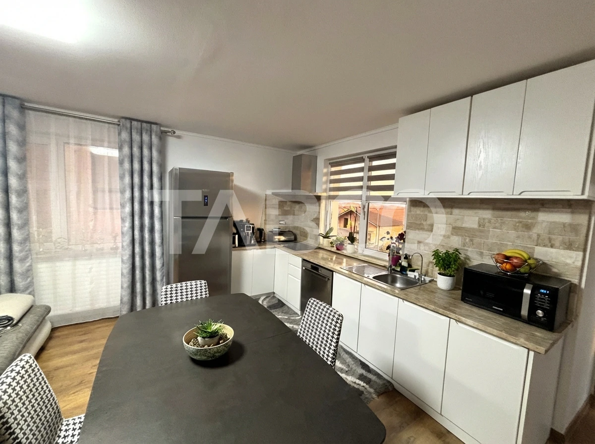 Casa de vanzare individuala cu 3 camere 500 mp teren Sura Mare - 3