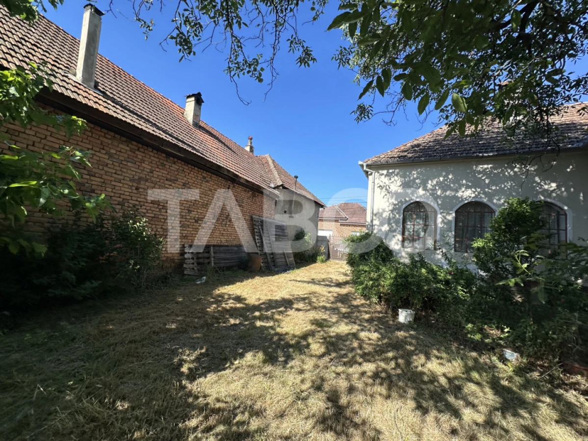 Casa cu potential de investitie in centrul satului 1540 mp teren - 3