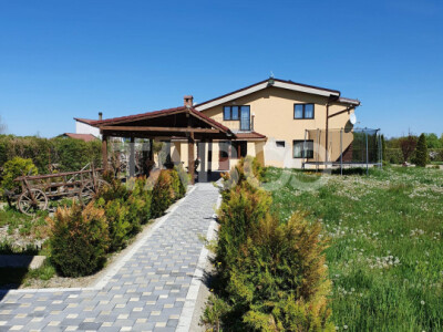 Casa la 5 minute de Fagaras Ultramoderna 300 mp utili la cheie