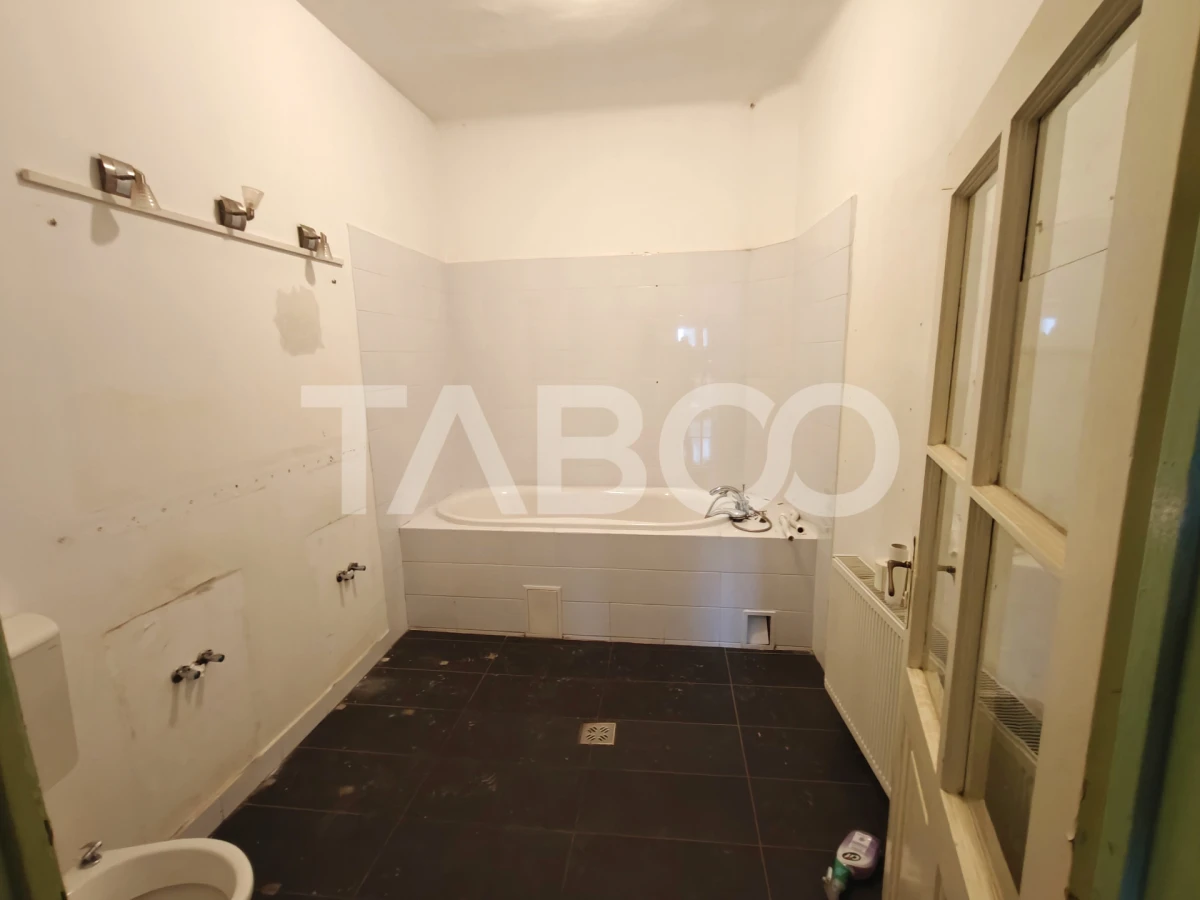 Spatiu de inchiriat in curte proprie - zona Lupeni - Comision 0 - 8