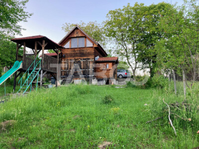 Casa de vacanta de vanzare cu livada de 640 mp in Tropinii Noi
