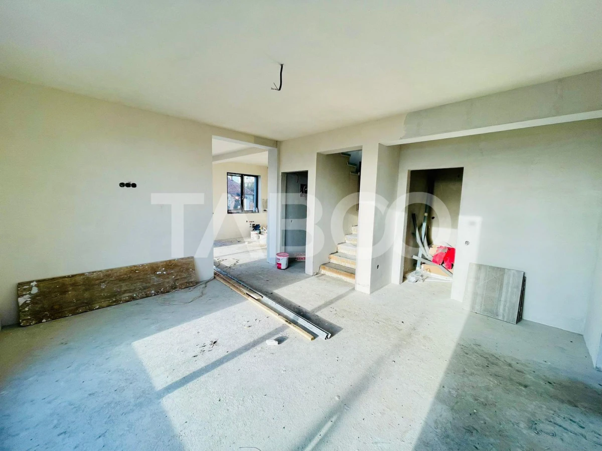 Duplex cu 2 garaje semifinisat de vanzare in cartierul Dambul Rotund - 5
