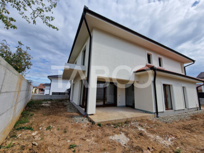 Casa individuala de vanzare cu teren, terasa, garaj si curte Selimbar
